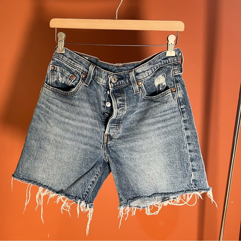 Levi’s cut off denim shorts size 29
